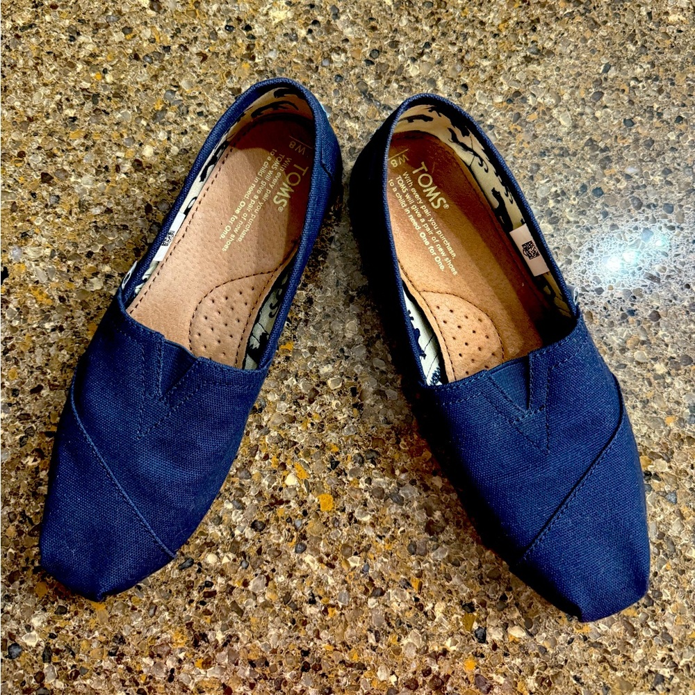Tom’s Classic Canvas size 8 in navy blue